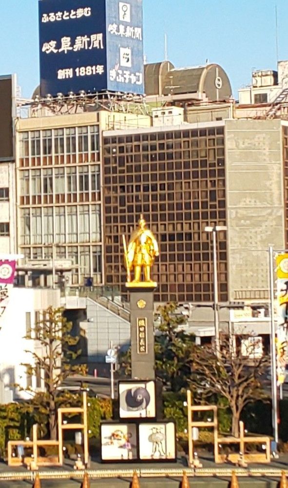 黄金の織田信長像　岐阜駅前